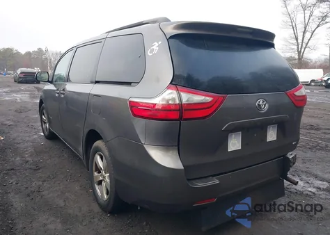 2017 Toyota Sienna Le 8 Passenger z USA, uszkodzony, nr VIN 5TDKZ3DC4HS766908